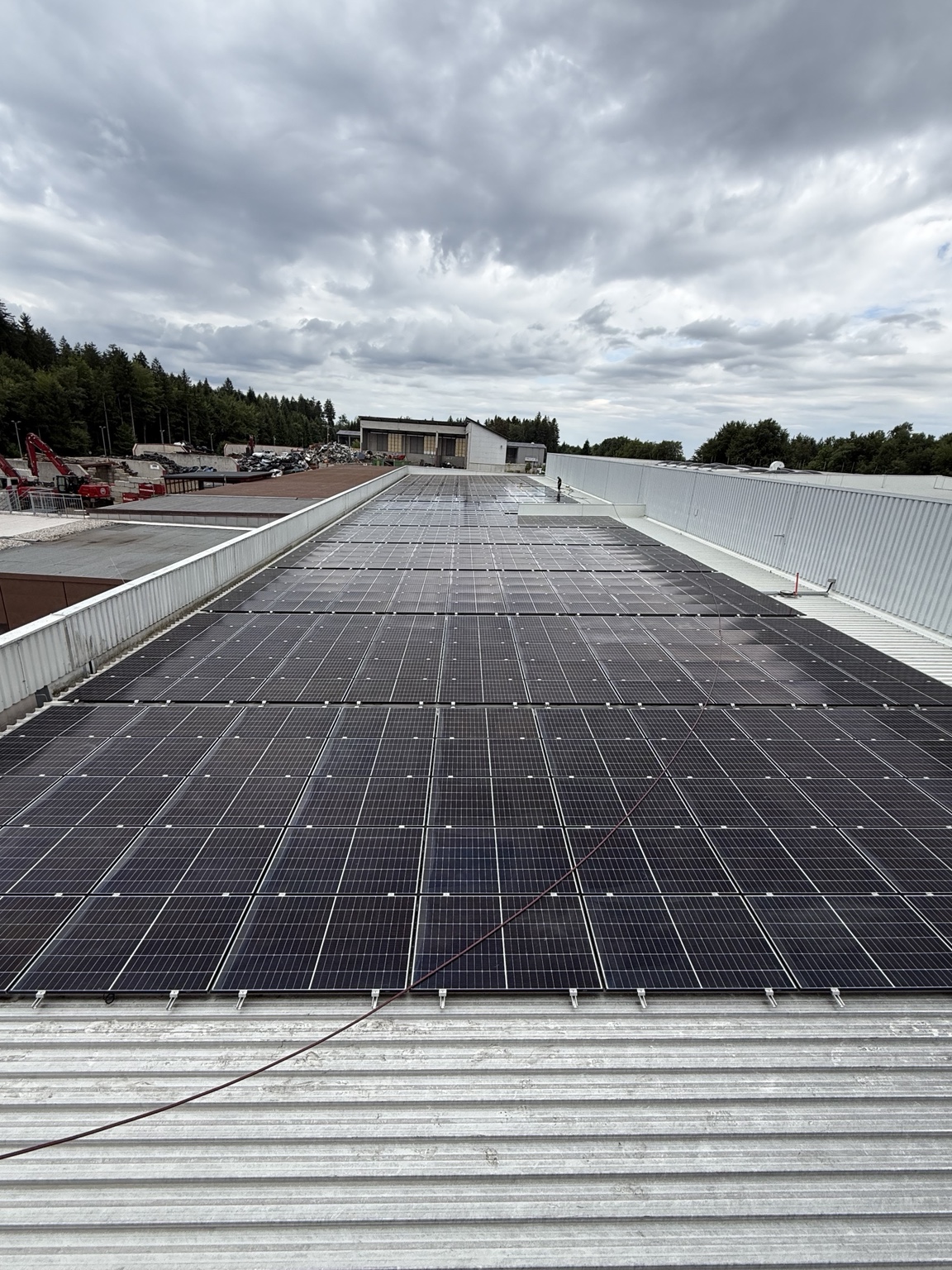 Große Photovoltaikanlage auf einem Gewerbedach