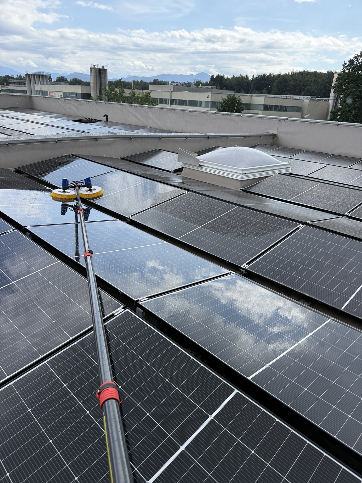 Photovoltaik-Reinigung vor den Chiemgauer Bergen